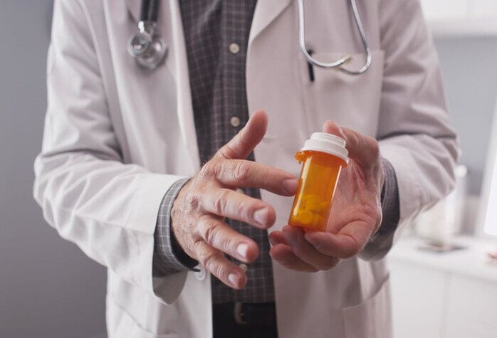 o médico recomenda comprimidos para a prostatite