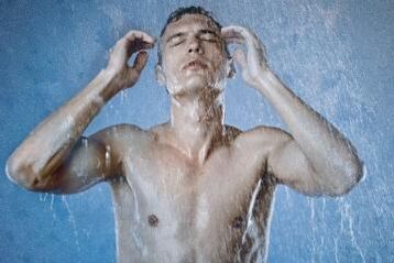 Tomando unha ducha de contraste dun home para a saúde da próstata