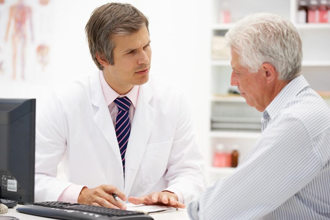 O médico prescribe ao paciente un medicamento para a prostatite